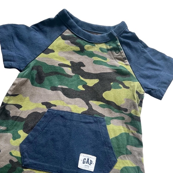 Baby Gap romper 6-12 months - Picture 2 of 5